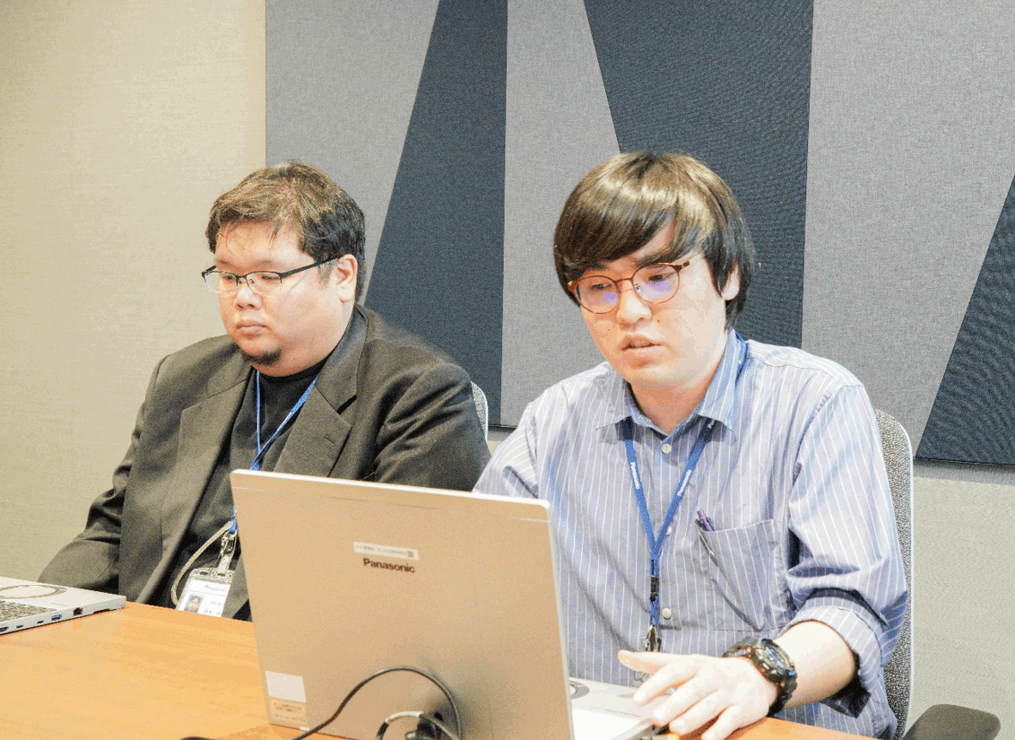 インフラソリューション本部 プラットフォームサービス事業部 インフラ標準サービス部 DB基盤チーム 鈴木様（左）白神様（右）
